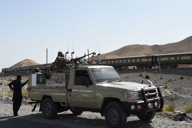 Tentara Pakistan menjaga sebuah kereta api setelah dua bom meledak di dekat kota Much, 55 kilometer sebelah timur Quetta, ibu kota provinsi Balochistan, Pada 7 Oktober 2016. Kelompok separatis Balochistan BLA pada Jumat (23/11/2018) mengklaim dalangi serangan ke konsulat China di Karachi.