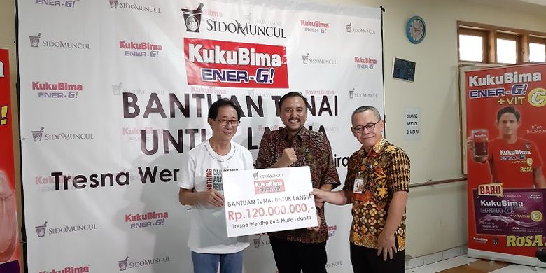 Direktur Sido Muncul memberikan bantuan untuk dua panti asuhan di Jakarta berupa BLT dan perlengkapan untuk para lansia
