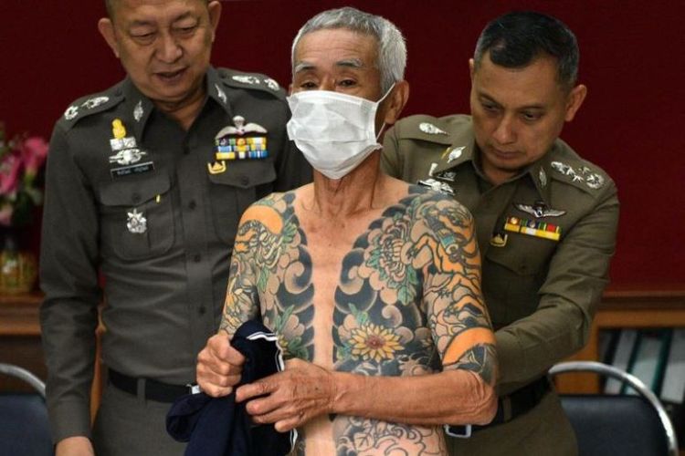 Mantan bos yakuza Jepang Shigeharu Shirai menunjukkan tato ditubuhnya saat konferensi pers di kantor polisi di Lopburi, Thailand, Kamis (11/1/2018).