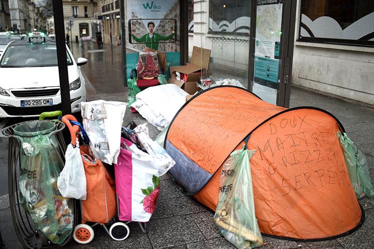 Tenda milik tunawisma yang didirikan di bawah sebuah halte bus di Paris.