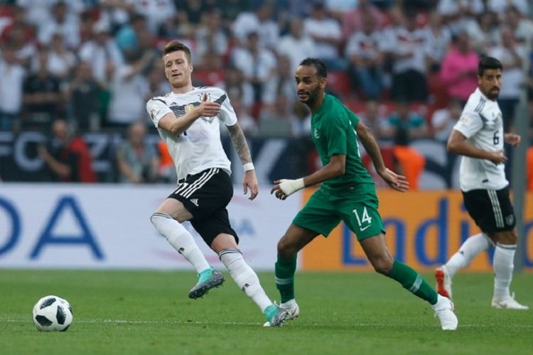Marco Reus sukses melewati Abdullah Otayf pada laga persahabatan Jerman vs Arab Saudi di Stadion BayArena, 8 Juni 2018. 