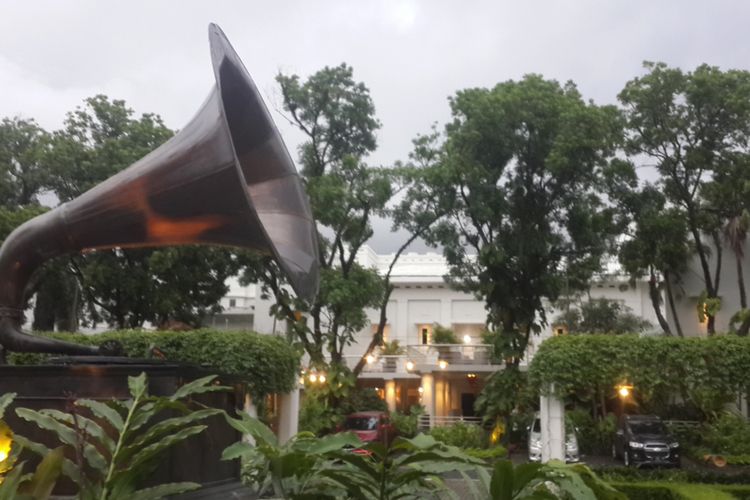 Gedung The Shalimar Boutique Hotel di Kota Malang tampak dari Taman Cerme, Senin (4/2/2019).
