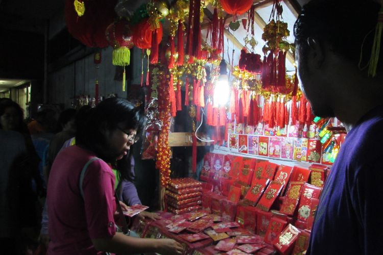 Lapak pernak-pernik Imlek musiman di kawasan Pasar Lama, Tangerang, Banten. Yayan (31), pedagang asal Kuningan, Jawa Barat sedang melayani pembeli yang sibuk menawar harga.