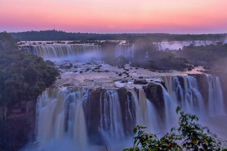 Air Terjun Iguazu di Argentina dan Brasil. 