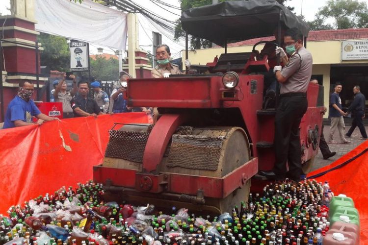Polres Metro Jakarta Pusat memusnahkan 2.109 botol minuman keras (miras)  yang didapatkan dari hasil razia  operasi cipta kondisi peredaran miras oplosan dan tak berizin periode Januari hingga awal April 2018,  Senin (9/4/2018). 