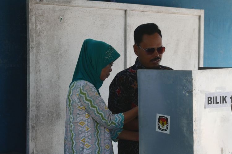 Salah seorang pemilih difabel di TPS 01 Susukan, Ungaran Timur, Kabupaten Semarang, tengah menggunakan hak pilihnya pada Pemilihan Gubernur dan Wakil Gubernur Jawa Tengah, Rabu (27/6/2018).