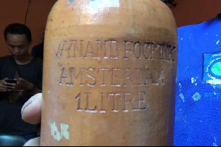 Tabung air keramik dengan tulisan Belanda ditemukan warga di Jalan Balai Pangkal Pinang, Kepulauan Bangka Belitung.