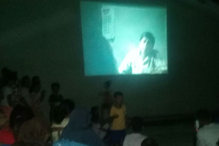 warga di kawasan Batu Merah Dalam, Kecamatan Sirimau Ambon bersama anggota TNI nonton bareng film G30S/PKI, Rabu malam (27/9/2017) 