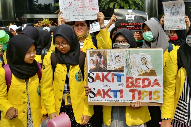 Puluhan mahasiswa Universitas Indonesia melakukan aksi unjuk rasa di depan Gedung Merah Putih Komisi Pemberantasan Korupsi, Kuningan, Jakarta, Jumat (13/10/2017). Para mahasiswa menuntut agar KPK kembali menjerat Ketua Dewan Perwakilan Rakyat Setya Novanto sebagai tersangka kasus korupsi pengadaan proyek kartu tanda penduduk elektronik (E-KTP). 