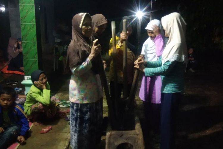 Meriahnya suasana super blue blood moon sambil memainkan lesung di Dusun Gelaran 1, Bejiharjo, Karangmojo, Gunungkidul, Yogyakarta, Rabu (31/1/2018) malam.