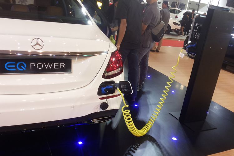 Salah satu Mercedes Benz E 350 e yang dalam proses pengisian listrik saat dipamerkan di arena Indonesia International Motor Show (IIMS) 2018.