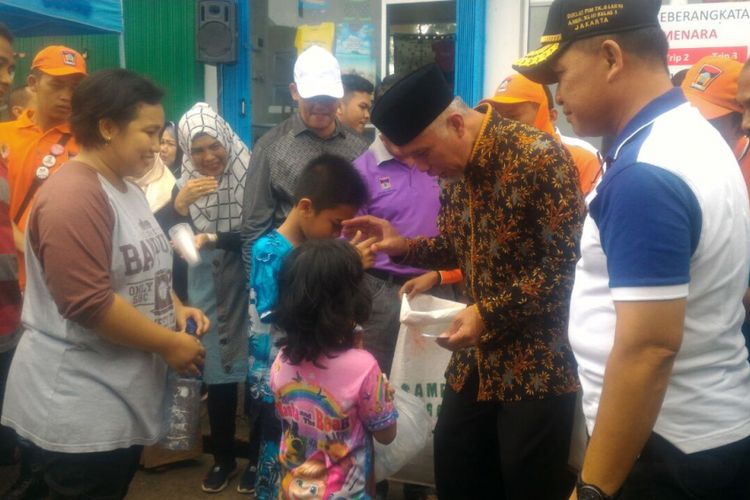 Wali Kota Padang Mahyeldi saat mengumpulkan sampah botol minuman plastik, Senin (10/9/2018). 