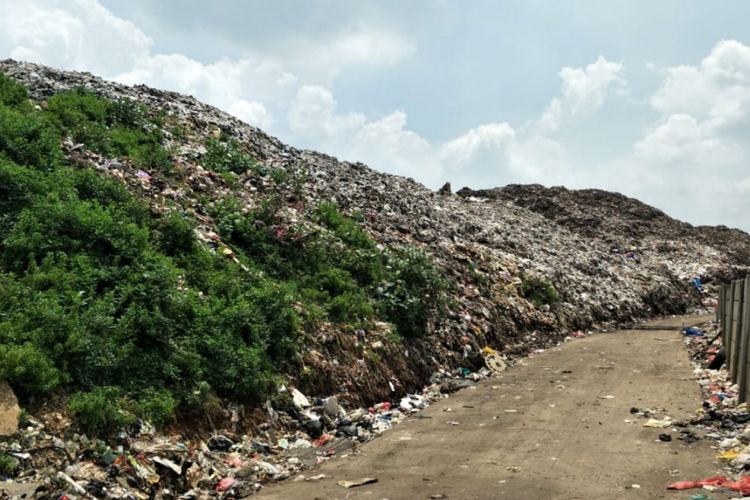 Gunungan sampah di Tempat Pembuangan Akhir (TPA) Burangkeng, Desa Burangkeng, Setu, Kabupaten Bekasi, Kamis (14/2/2019).