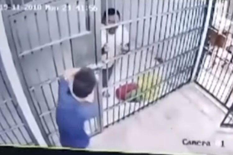 Potongan rekaman kamera pengawas menunjukkan seorang tahanan, Anan Komolwanit (baju biru), mengunci petugas, Ratchada Supawong di dalam sel setelah mengecohnya.