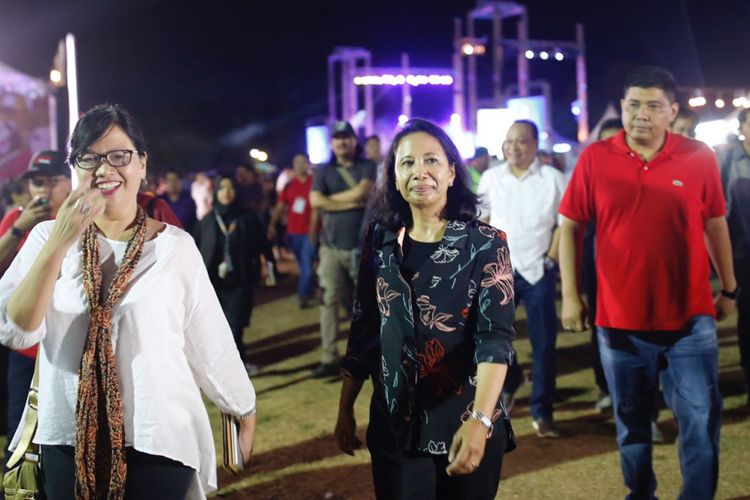 Menteri BUMN Rini Soemarno saat mengunjungi Prambanan Jazz Festival 2017 di kompleks Candi Prambanan, Yogyakarta, Sabtu (19/8/2017). 