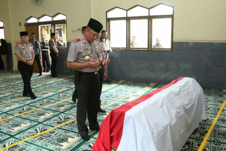 Kapolda Jabar Irjen Pol Agung Budi Maryoto tengah mendoakan jenazah AKP A. Bambang Heryanto yang meninggal dalam kecelakaan tunggal lalu lintas di jalur depan bengkel Lingga, Jalan Soekarno Hatta Bandung.
