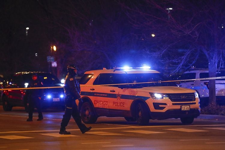Petugas dari Kepolisian Chicago, Amerika Serikat, berjaga di luar Rumah Sakit Mercy setelah terjadi insiden penembakan pada Senin sore waktu setempat (19/11/2018). Dilaporkan empat orang tewas termasuk pelaku dalam insiden tersebut.