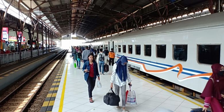 Jumlah penumpang kereta api di Stasiun Purwokerto mulai naik memasuki musim mudik lebaran, Senin (11/6/2018).