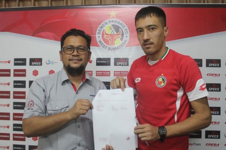 Manager Semen Padang Win Bernardino dan Pulatov saat penandatanganan kontrak,  Rabu (16/1/2019) di Kantor PT KSSP