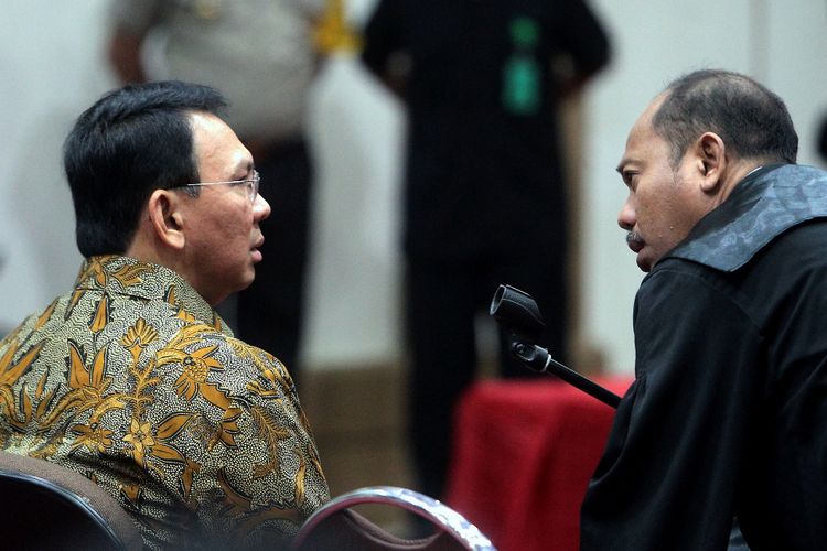 Terdakwa kasus dugaan penistaan agama Basuki Tjahaja Purnama atau Ahok berdiskusi dengan penasehat hukumnya, saat mengikuti sidang lanjutan di Auditorium Kementerian Pertanian, Jakarta, Selasa (11/4/2017). Sidang lanjutan dengan agenda tuntutan tersebut ditunda hingga Kamis (20/4/2017) karena jaksa penuntut umum belum siap dengan surat tuntutan.