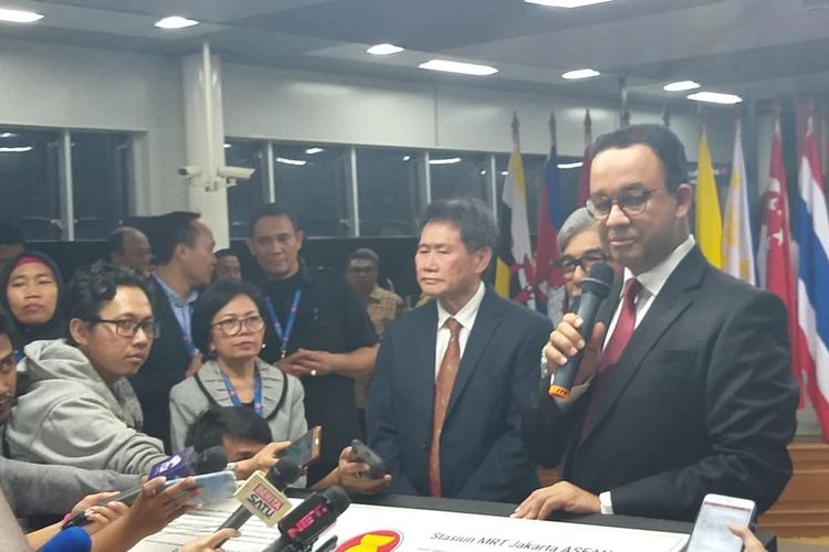 Gubernur DKI Jakarta Anies Baswedan dan Sekretaris Jenderal ASEAN Lim Jock Hoi meresmikan Stasiun moda raya terpadu (MRT) Asean, Rabu (10/4/2019). 