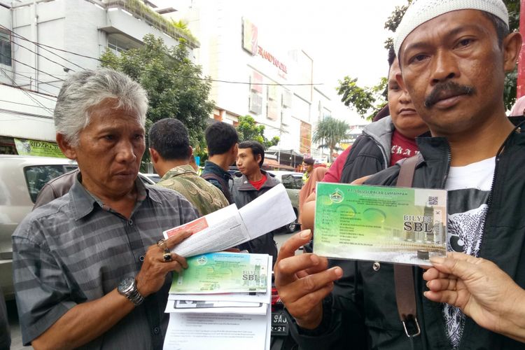 Salah satu jemaah umrah PT SBL, Engkos Koswara (45), tengah menunjukkan dokumen pendaftaran dan bilyet PT Solusi Balad Lumampah (SBL) di kantor pusat PT SBL, Jalan Dewi Sartika, Kota Bandung, Rabu (31/1/2018).