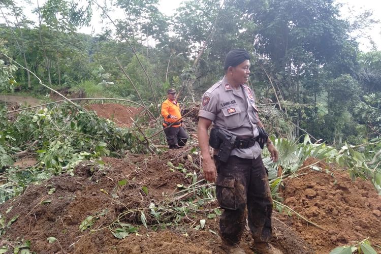 Petugas gabungan BPBD, Kepolisian dan TNI sedang mencari korban longsor di Kecamatan Karangjaya, Kabupaten Tasikmalaya, Jumat (3/5/2019) kemarin. 