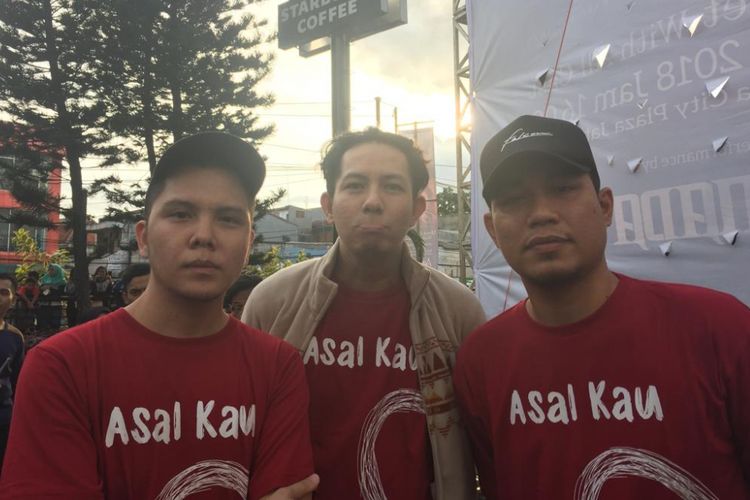 (dari kiri) Para personel grup musik Armada, Andit, Mai, dan Rizal saat ditemui dalam sebuah acara meet and greet di Jatinegara Citywalk, Jakarta Timur (25/12/2018).