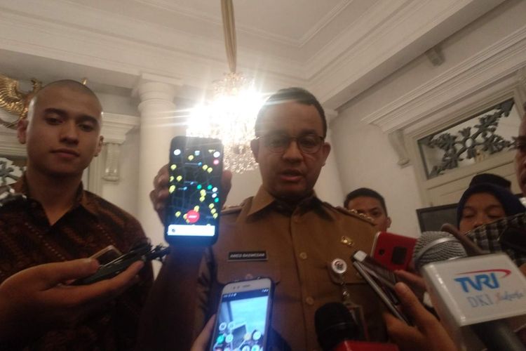 Gubernur DKI Jakarta Anies Baswedan menunjukan aplikasi Jakarta Aman di Balai Kota DKI Jakarta, Senin (12/3/2019).