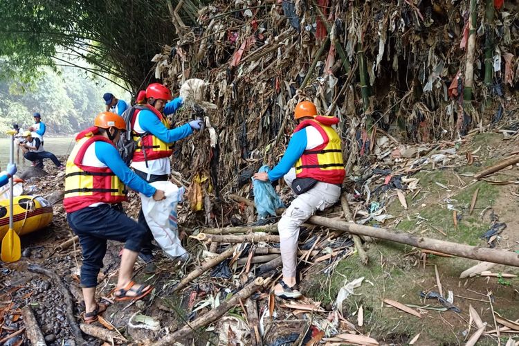 PT Aneka Tambang Tbk (Antam) ikut mendukung pemecahan rekor Museum Rekor Dunia Indonesia (MURI) Bebersih Ciliwung, Minggu (23/6/2019)