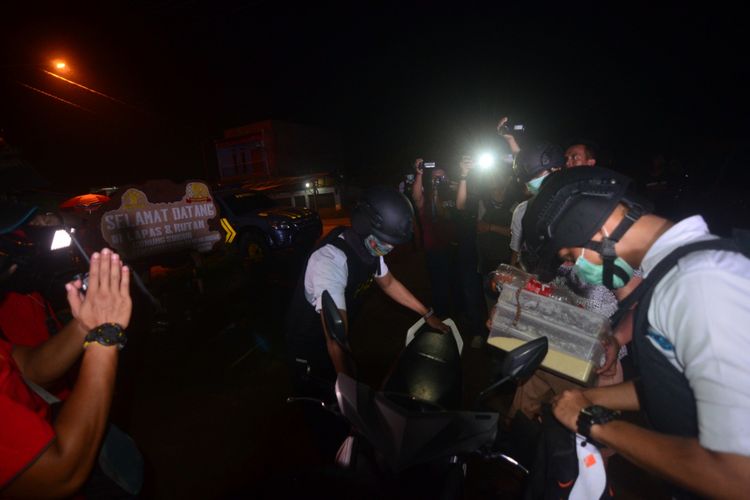 Sejumlah aparat kepolisian sedang memeriksa kendaraan yang melintas di sekitar lokasi Rutan Gunung Sindur usai pemindahan 56 tahanan kasus terorisme dari Lapas Nusakambangan, Minggu (20/5/2018).