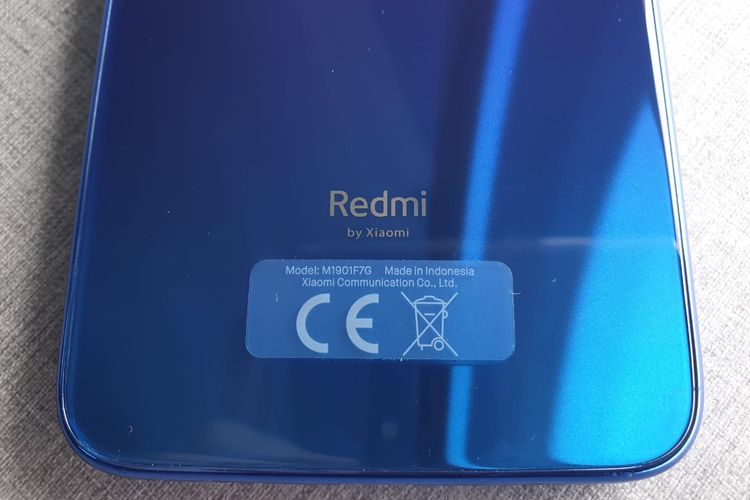 Logo Redmi bercokol di sisi bawah punggung, di mana masih ada logo Xiaomi di bawahnya.