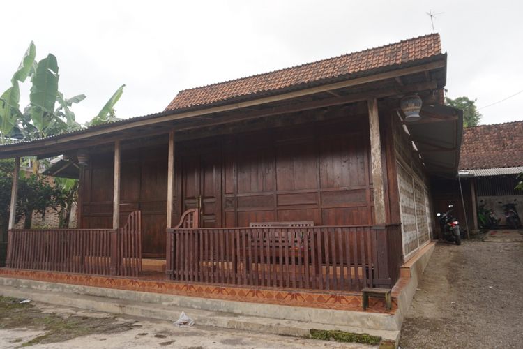 Rumah adat Using di Desa Kemiren, Banyuwangi, Jatim, dengan menggunakan gebyok di bagian depan.