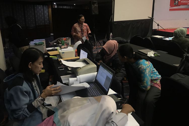 Petugas penginput Situng Jakarta Utara sedang melakukan penginputan di Hotel Mercure Ancol, Jakarta Utara, Kamis (9/5/2019). 