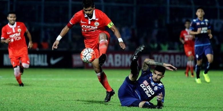 Bek Arema, Arthur Cunha terjatuh saat menempel ketat penyerang sekaligus kapten Persija, Bambang Pamungkas pada pertandingan kedua Grup B Piala Presiden 2017 di Stadion Kanjuruhan, Kab Malang pada Sabtu (11/2/2017) malam.