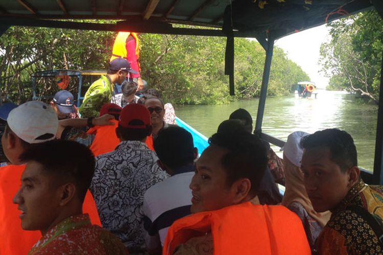 Wisata susur mangrove di Desa Kaliwingi, Kecamatan Brebes, Kabupaten Brebes, Jawa Tengah.