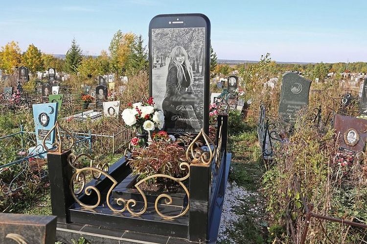 Batu nisan ini berada di sebuah taman pemakaman di kota Ufa, Rusia.