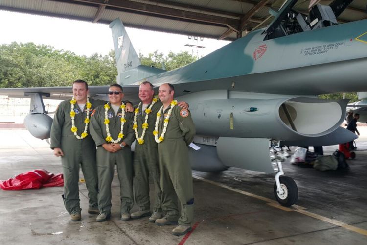Empat penerbang tempur Angkatan Udara Amerika Serikat berpose di depan pesawat tempur jenis F-16 tipe C yang baru tiba di Lanud Iswahjudi, Kabupaten Magetan, Jawa Timur, Selasa (12/12/2017).