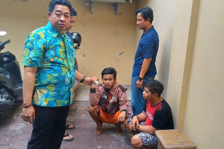 Dua spesialis pencuri motor di wilayah Jombang Jawa Timur (duduk), berada di Mapolres Jombang, Jumat (22/2/2019). Kedua pria asal Pasuruan itu ditangkap polisi saat mengkonsumsi sabu-sabu yang dibeli dari hasil penjualan motor curian. 