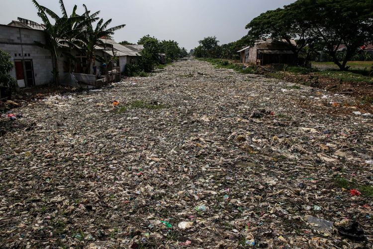 Sampah yang didominasi plastik memenuhi sepanjang Kali Pisang Batu, Desa Pahlawan Setia, Kecamatan Tarumajaya, Kabupaten Bekasi, Jawa Barat, Selasa (8/1/2019). Sampah yang memenuhi Kali Pisang Batu hingga sepanjang 1,5 kilometer berasal dari Kali Bekasi yang melewati Kota Bekasi. Sampah muncul pasca normalisasi dilakukan pada Desember 2018. Sebelumnya, kali hanya dipenuhi lumpur dan eceng gondok.