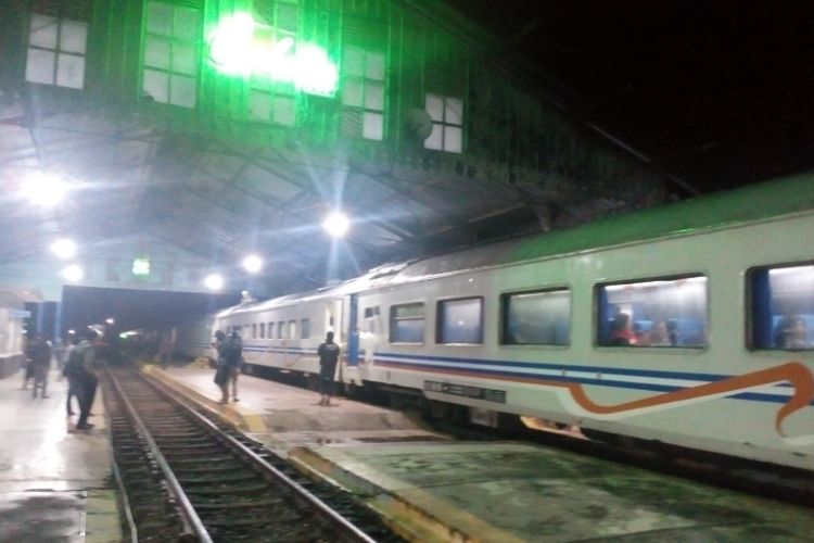 Kereta Api Mutiara Selatan jurusan Bandung-Malang tertahan di Stasiun Cibatu, Garut, Rabu (22/11/2017), setelah jalur KA Lintas selatan tertimbun longsor.