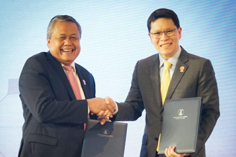 Gubernur Bank Indonesia (BI) Perry Warjiyo bersama Gubernur Bank of Thailand Veerathai Santiprabhob usai penandatanganan kesepakatan kerja sama di bidang sistem pembayaran, inovasi keuangan dan anti pencucian uang.