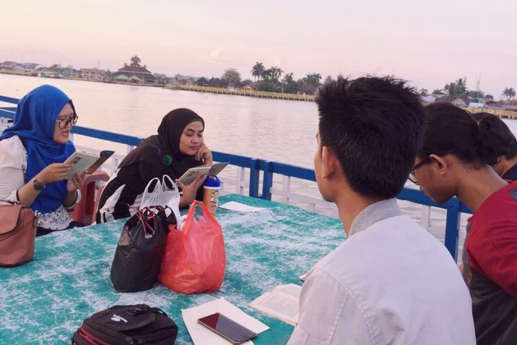Sejumlah muda-mudi saat mengikuti Ngabuburit Literasi dari atas kapal wisata menyusuri Sungai Kapuas Pontianak, Kalimantan Barat, Kamis (23/5/2019).