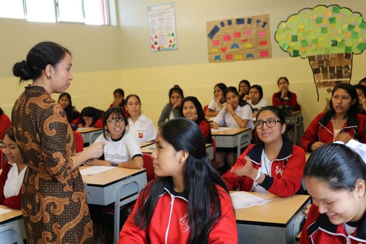 Suasana kelas Bahasa Indonesia yang digelar KBRI di sekolah lanjutan Colegio Juan Alarco de Danmert, di Lima, Peru pada Kamis (25/4/2019).