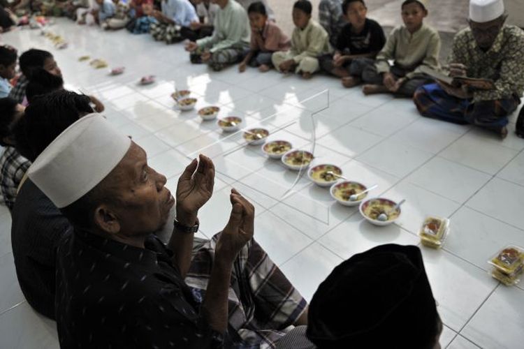 KAMPUNG MUSLIM BALI. Beberapa Umat Islam berdoa sebelum menggelar tradisi Megibung atau makan bersama dalam satu wadah sesuai tradisi adat masyarakat Bali di Masjid Al Muhajirin Kampung Islam Kepaon