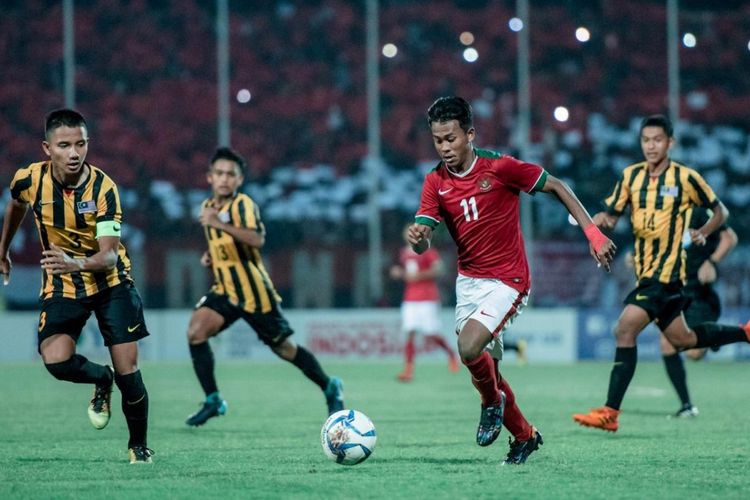 Aksi winger timnas U-16 Indonesia M. Supriadi saat melawan Malaysia pada ajang Piala AFF U-16 di Stadion Gelora Delta, Sidoarjo (09/11/2018) lalu. Supriadi kini resmi berkostum Persebaya. 