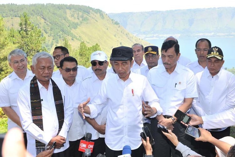 Presiden Joko Widodo saat menyampaikan keterangan kepada awak media di kawasan wisata The Kaldera Toba Nomadic Escape, Ajibata, Toba Samosir, Sumut, Selasa (30/7/2019).