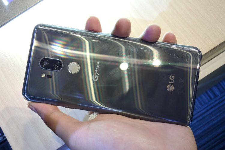 Bagian belakang LG G7 Plus ThinQ dengan kamera ganda dan pemindai sidik jari.
