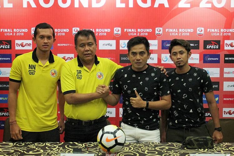 Pelatih Semen Padang Syafrianto Rusli dan pelatih PSS Sleman Seto Nurdiantoro dalam jumpa pers menjelang laga final Liga 2 2018