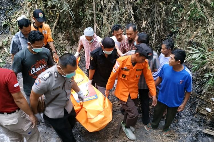 Jasad korban terbakar Salmet (65) di kebun Desa Cikawung, Kecamatan Ajibarang, Kabupaten Banyumas, Jawa Tengah, Minggu (8/9/2019).
